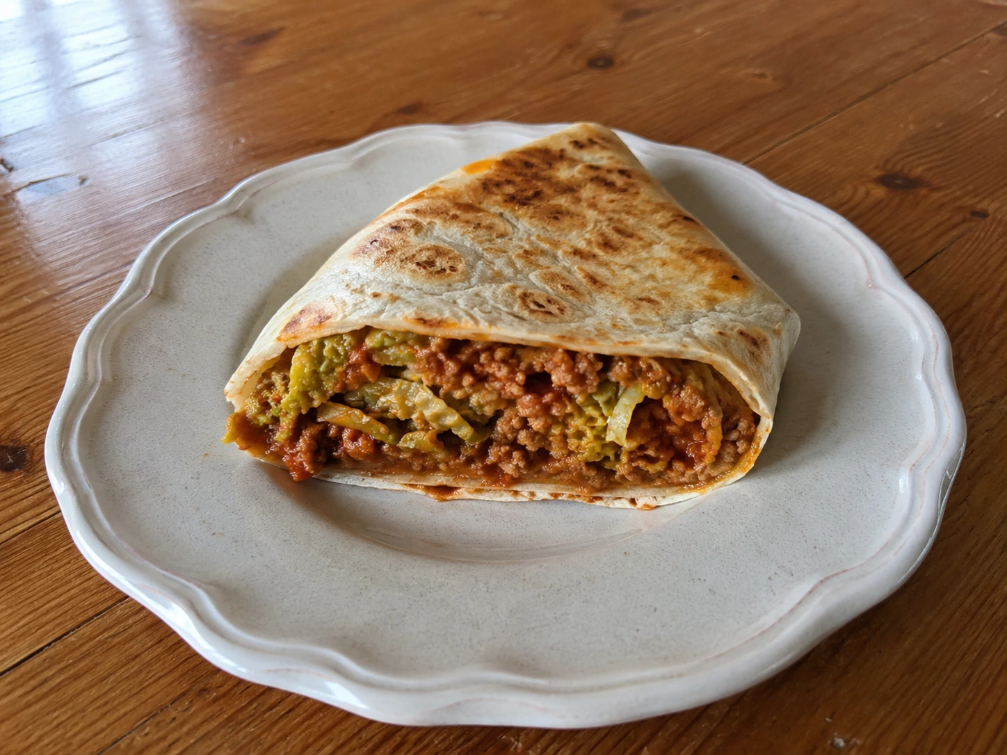 Tortilla darált sertéshús paradicsomosan kelkáposztával tálalva